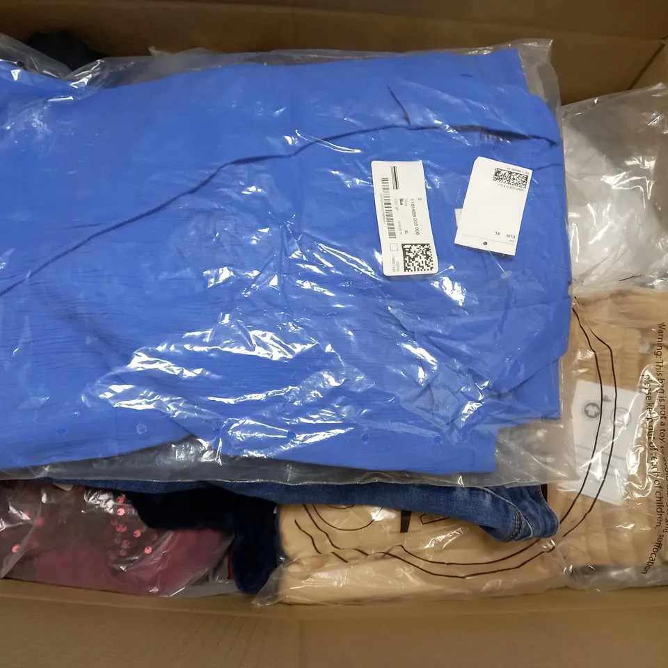 LOT OF ASSORTED CLOTHING ITEMS AND ACCESSORIES TO INCLUDE; T-SHIRTS, JUMPERS ETC
