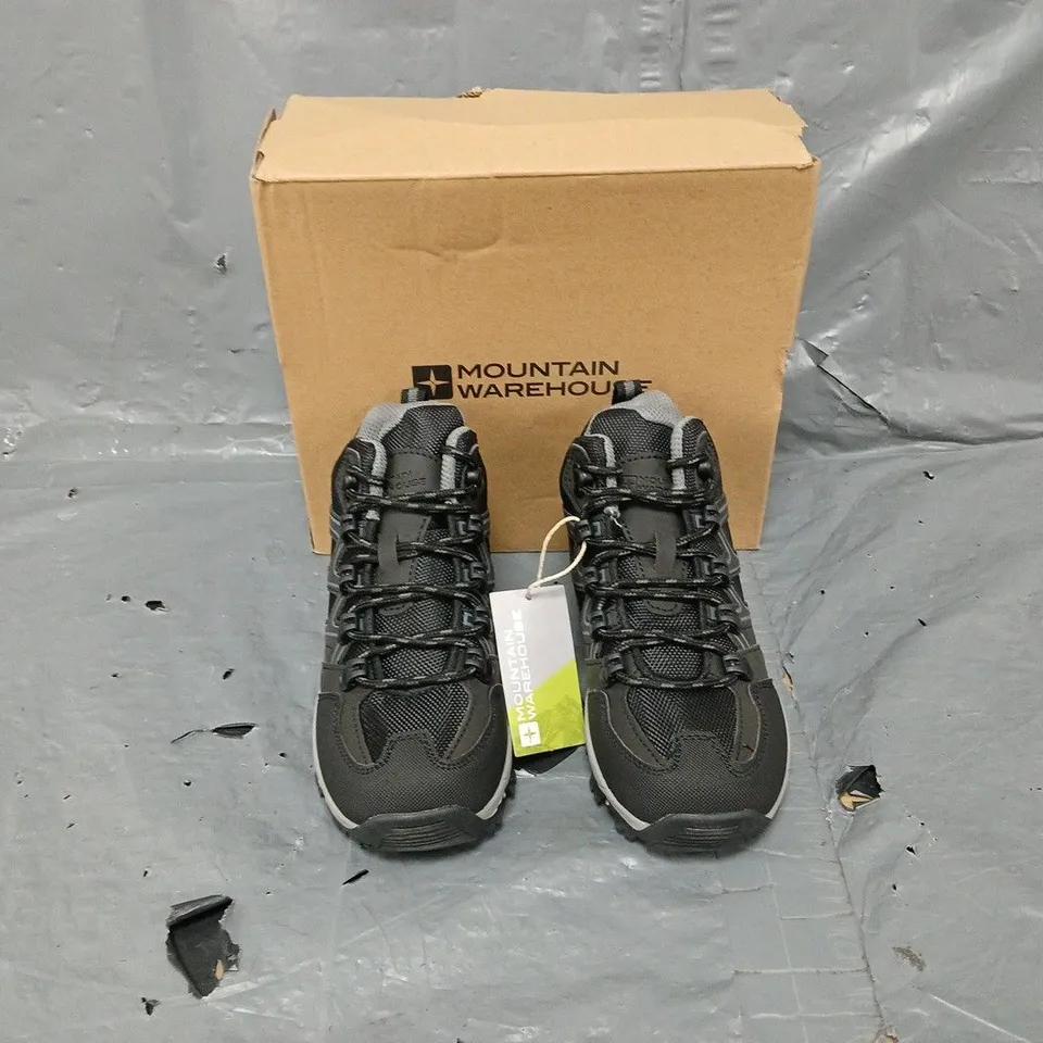 BOXED PAIR OF MOUNTAIN WAREHOUSE OSCAR 2 KIDS WALKING BOOT BLACK UK 12 