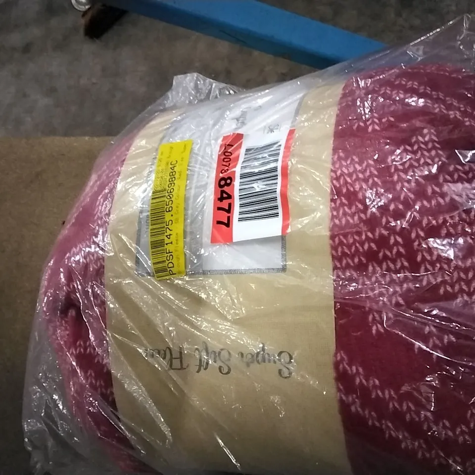 BROUGH FLEECE COLOUR: RED SIZE: SUPER KING