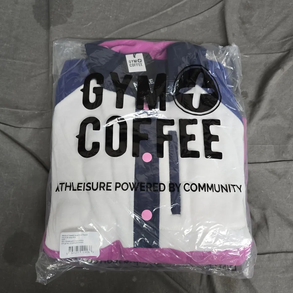 BAGGED GYM+COFFEE SNAP POLAR FLEECE – CRISP PINK, SIZE L