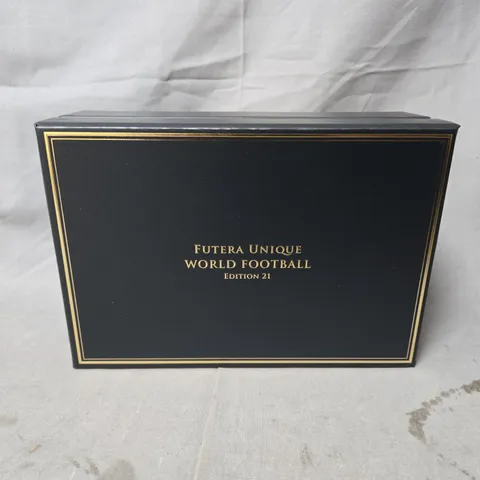 FUTERA UNIQUE WORLD FOOTBALL EDITION 21 COLLECTOR BOX (4 PACKS) – SPORTS MEMORABILIA