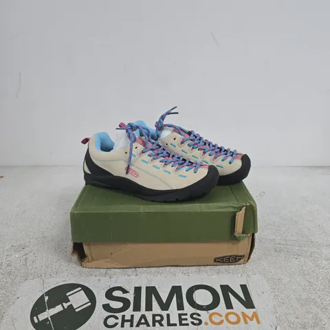 KEEN HIKING SHOES – BEIGE/STONE WITH BLUE LACES, UK 6