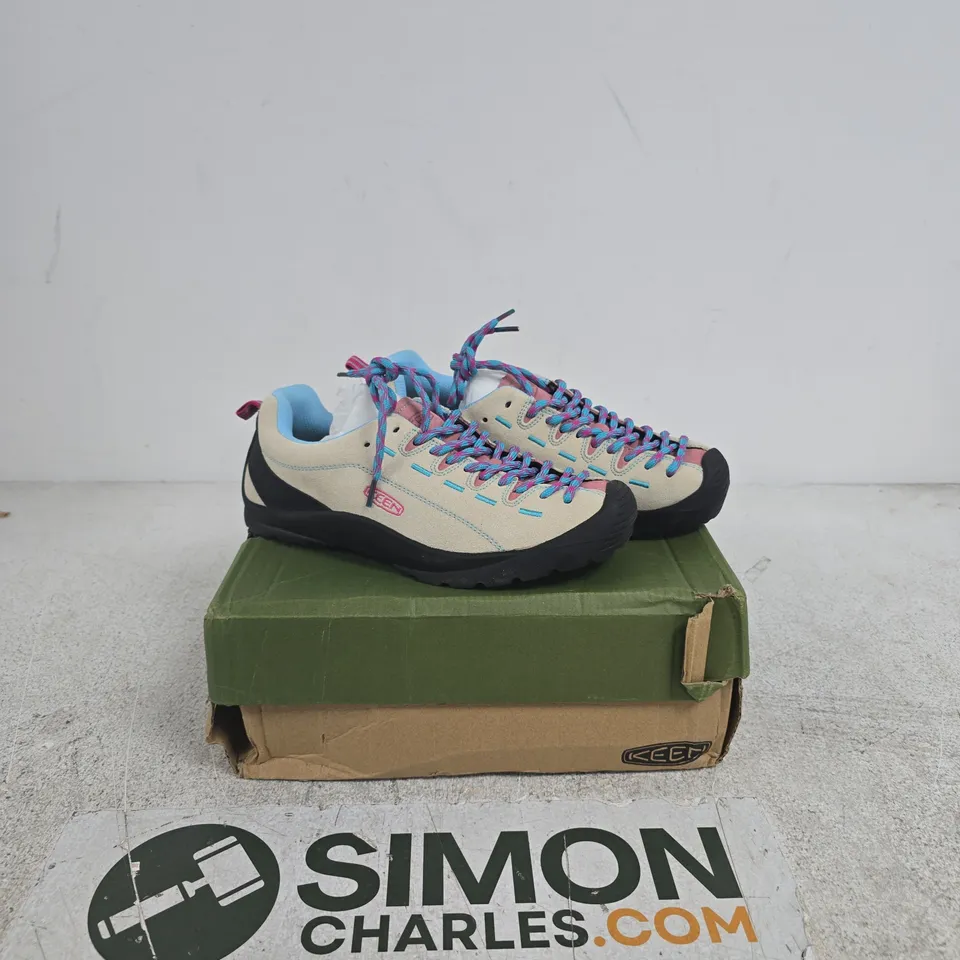 KEEN HIKING SHOES – BEIGE/STONE WITH BLUE LACES, UK 6