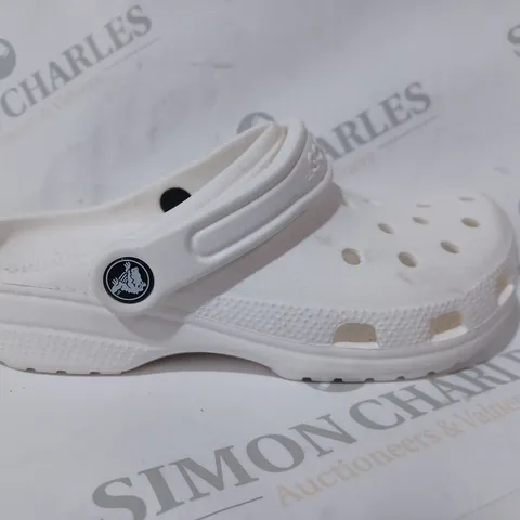 PAIR OF CROCS CLASSIG CLOGS K IN WHITE SIZE J4