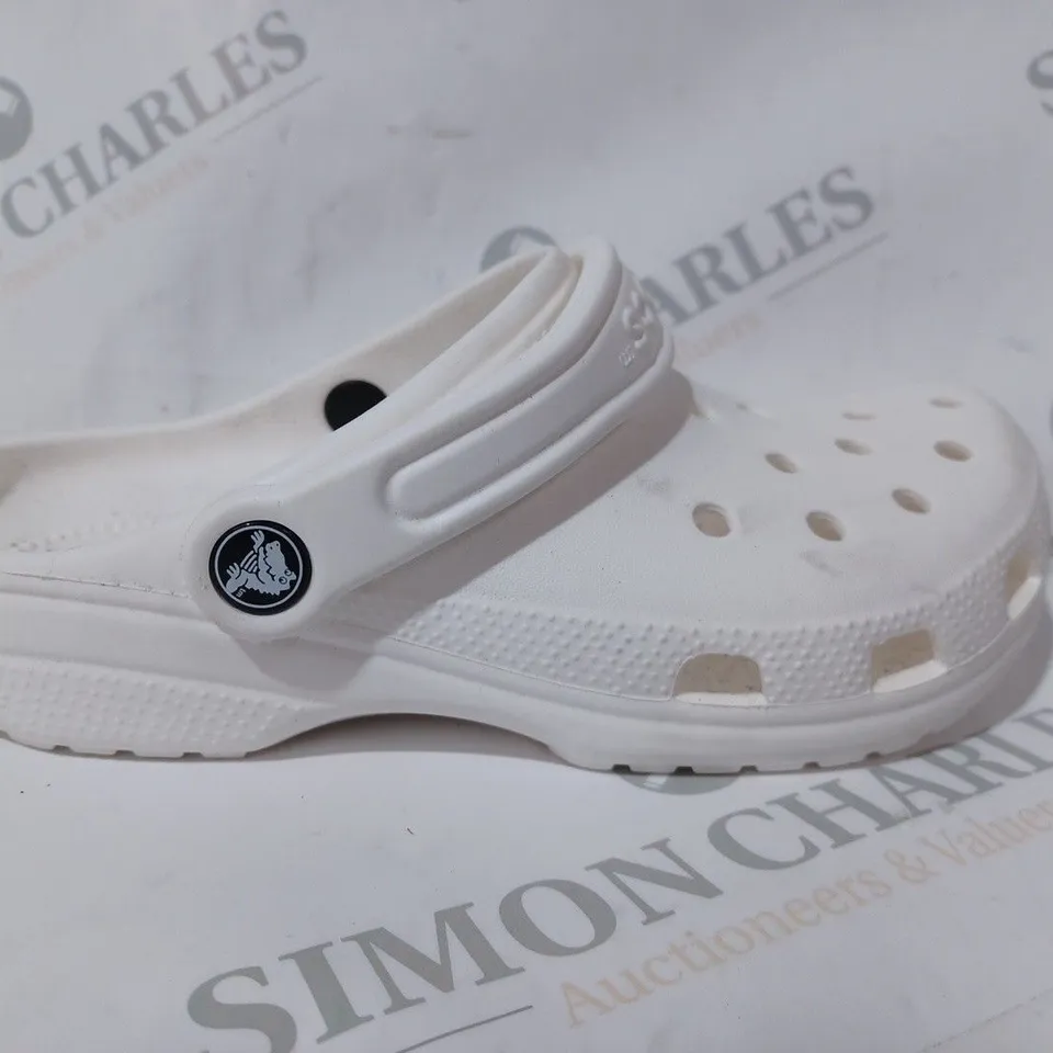 PAIR OF CROCS CLASSIG CLOGS K IN WHITE SIZE J4