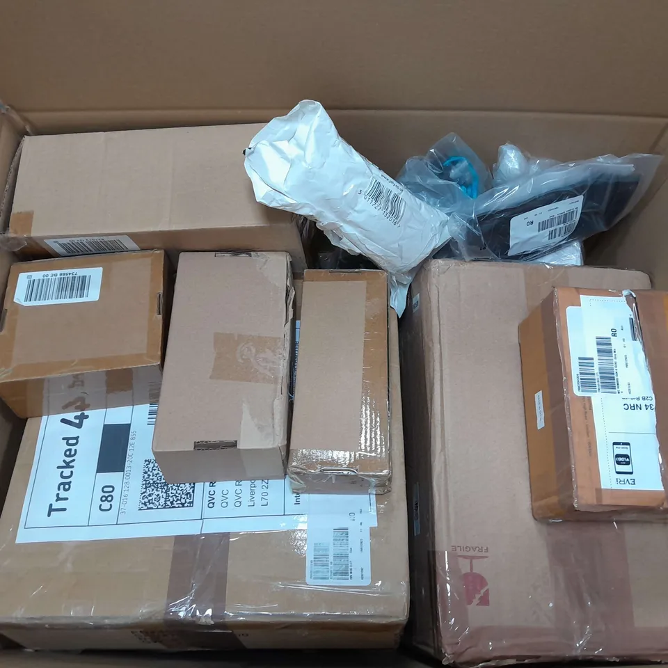 BOX OF APPROXIMATELY 15 ASSORTED ITEMS TO INCLUDE - DESIGNER BAGS, COOL DOWN TOWLES, AND COZZEE HOME PILLOWCASES ETC. 