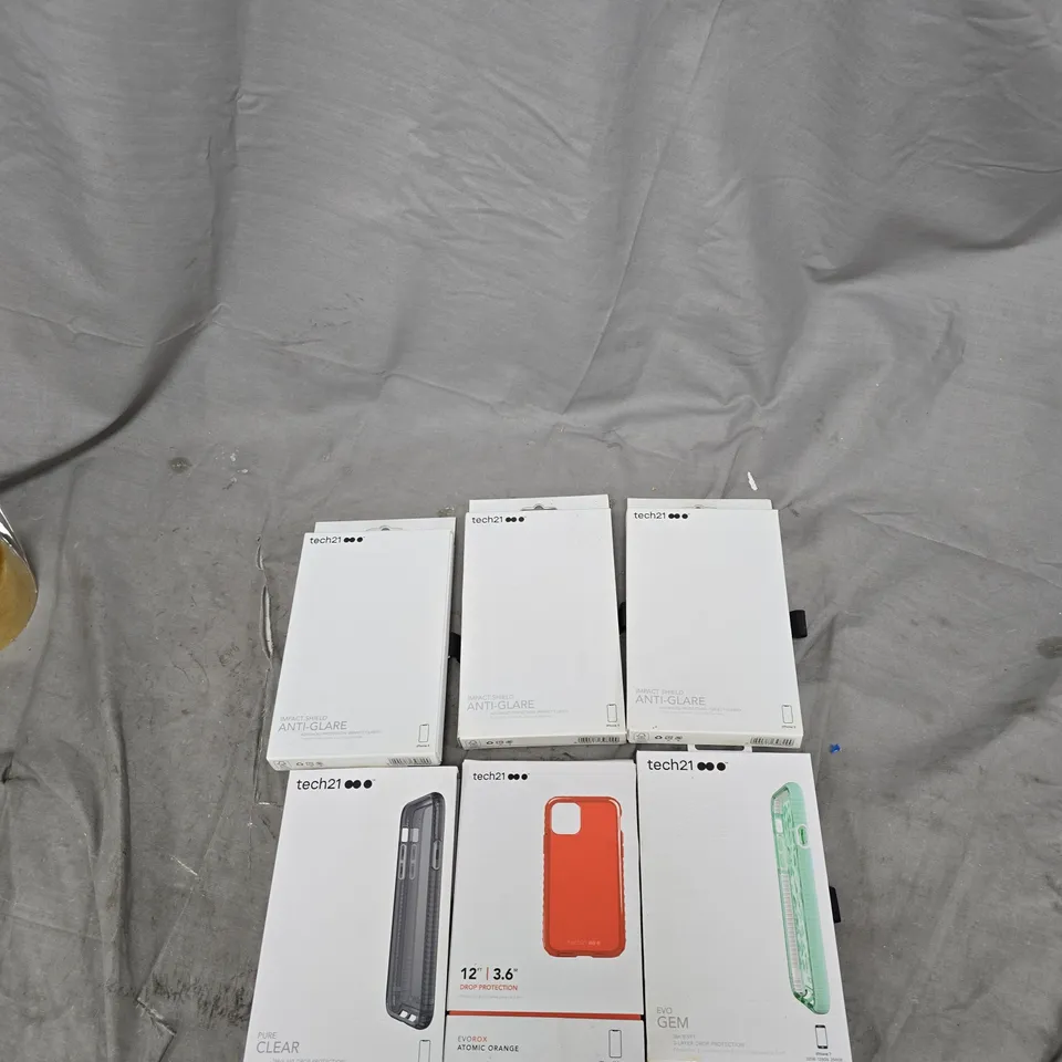 BOX OF APPROXIMATELY 150 ASSORTED PHONE CASES AND SCREEN PROTECTORS TO INCLUDE: VARIOUS TECH 21 ITEMS 