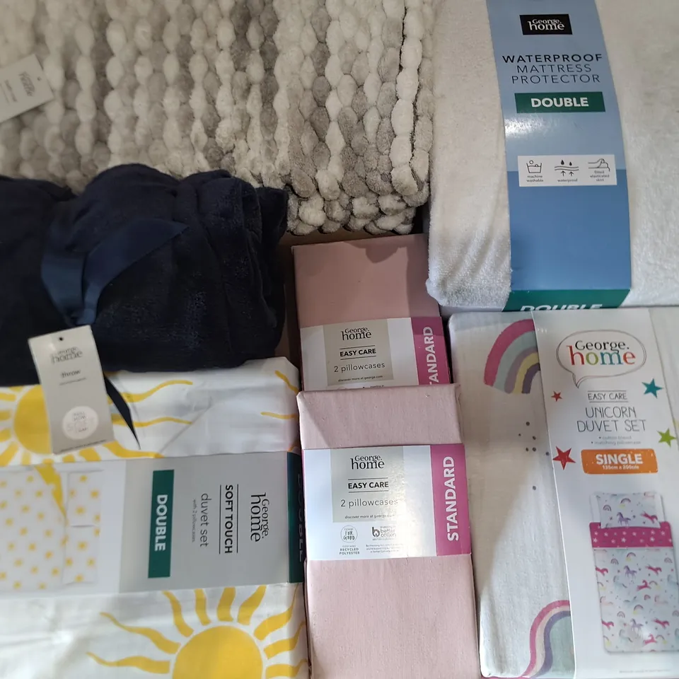 LOT OF APPROXIMATELY 20 ASSORTED BEDDING AND SOFT FURNISHING ITEMS TO INCLUDE BATH MAT, PILLOWCASES AND DUVETS