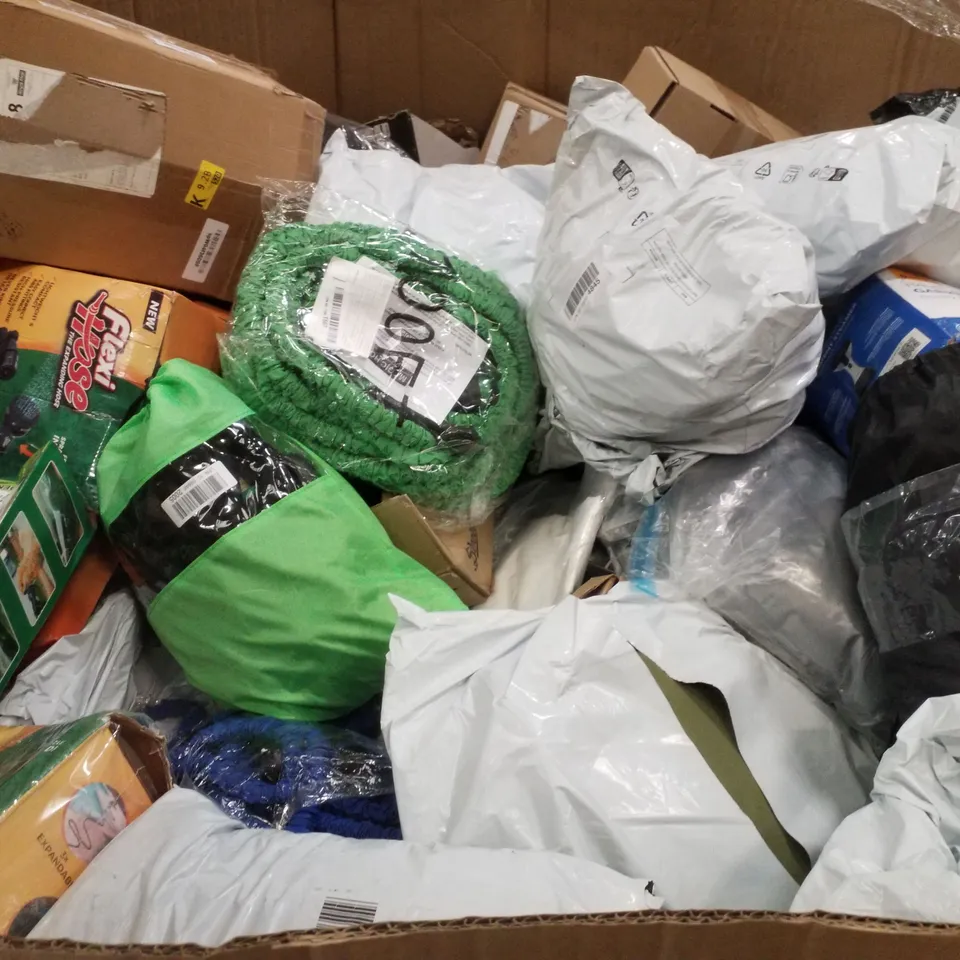 PALLET CONTAINING ASSORTED GARDEN HOSES & INFLATABLES 