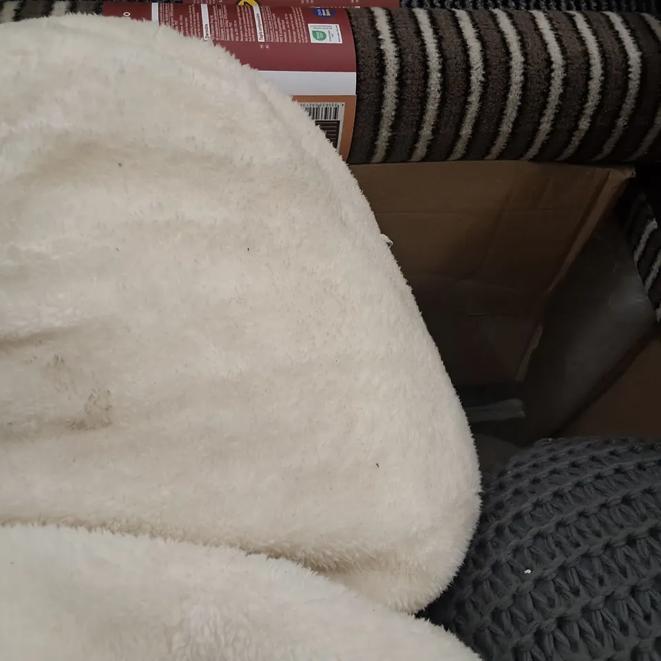 PALLET OF ASSORTED HOME FABRIC ITEMS TO INCLUDE LIVARNO OUTDOOR RUGS AND FILLED POUFFES