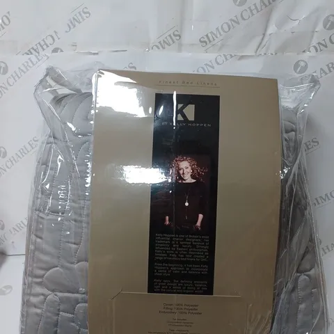 BOXED K BY KELLY HOPPEN ABSTRACT GEO BEDSPREAD AND SHAMS IN SILVER GREY - SUPER KING