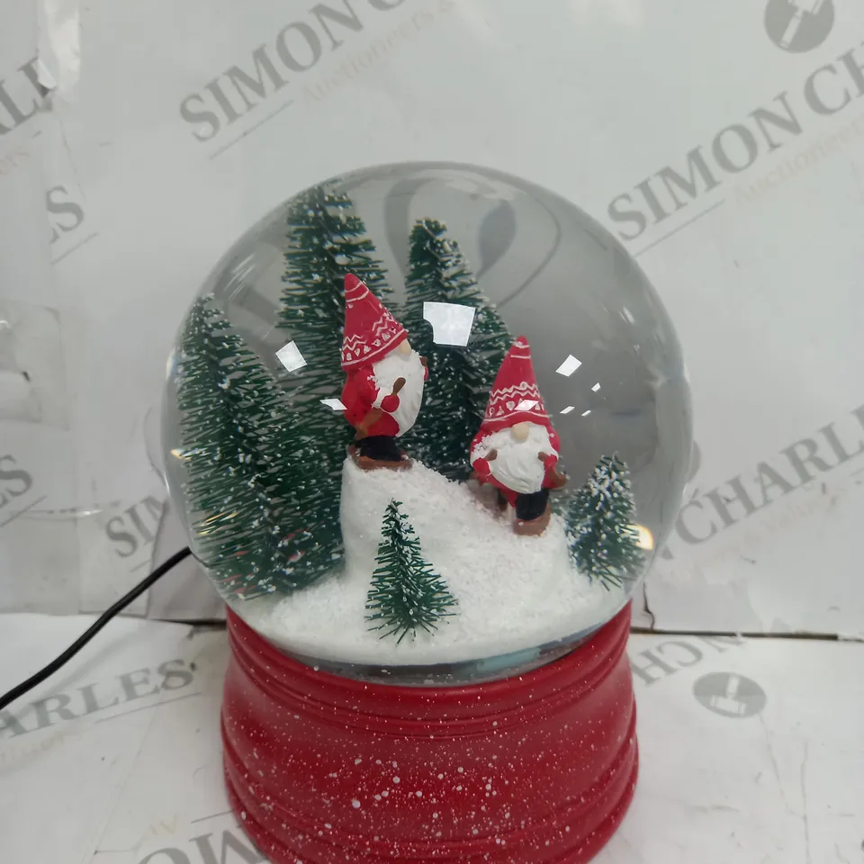 FESTIVE SNOW GLOBE WITH SANTA GNOMES 