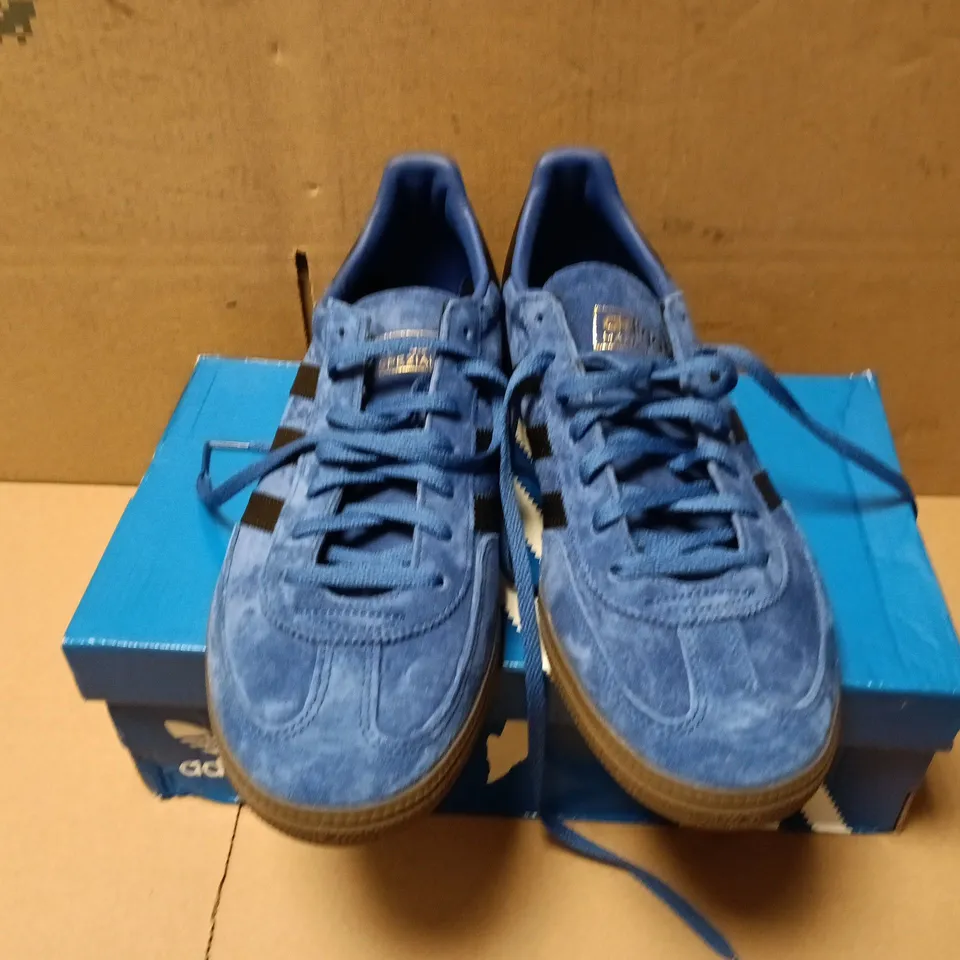 BOXED PAIR OF ADIDAS HANDBALL SPEZIAL TRAINERS IN NAVY - UK 9.5