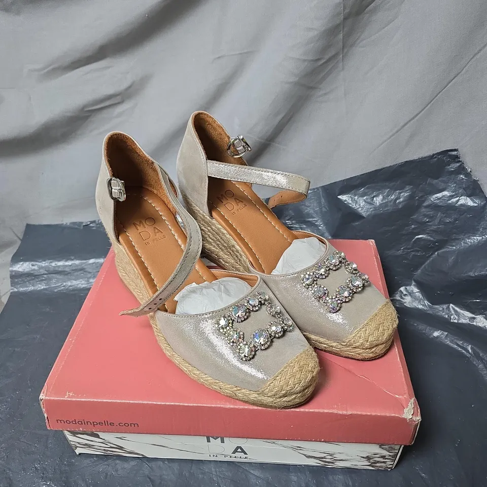 MODA IN PELLE TAUPE WEDGE ESPADRILLE SANDALS WITH CRYSTAL EMBELLISHMENT – SIZE 40