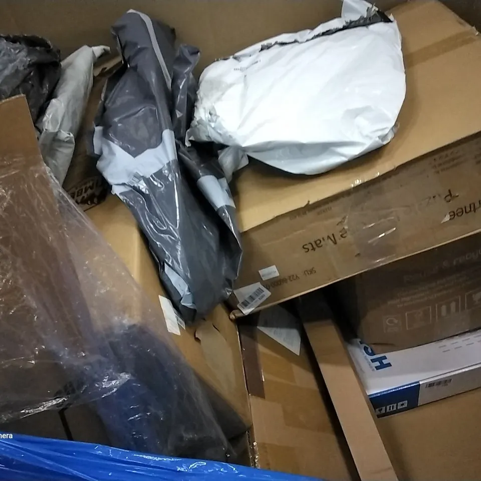 PALLET OF ASSORTED ITEMS INCLUDING FANMITRK TOILET SEAT, PIPISHELL TOILET SEAT, SENSTON BADMINTON RACKET, NALAX SQUASH RACKET, AUTUMNAL WREATH, UVISH RAIN SHOWER SYSTEM