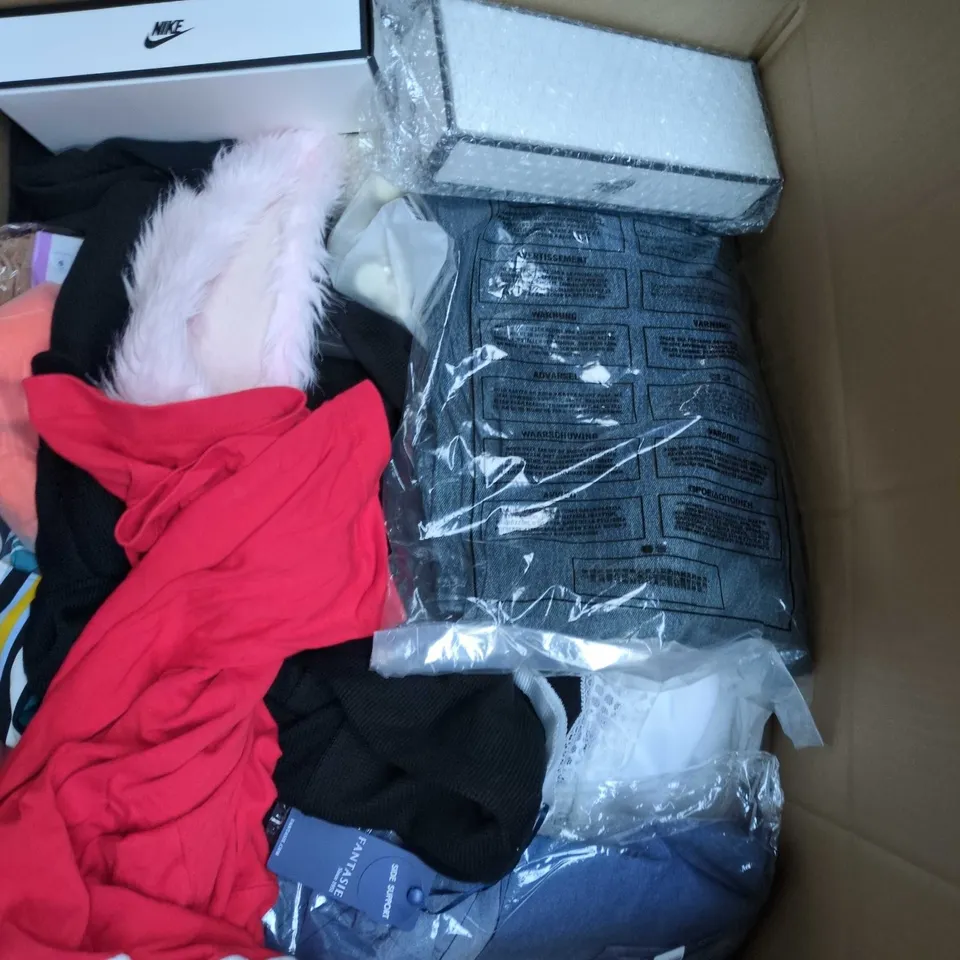 APPROXIMATELY 25 ASSORTED CLOTHING PRODUCTS IN VARIOUS STYLES & SIZES TO INCLUDE JACKETS, T-SHIRTS, DRESSES ETC