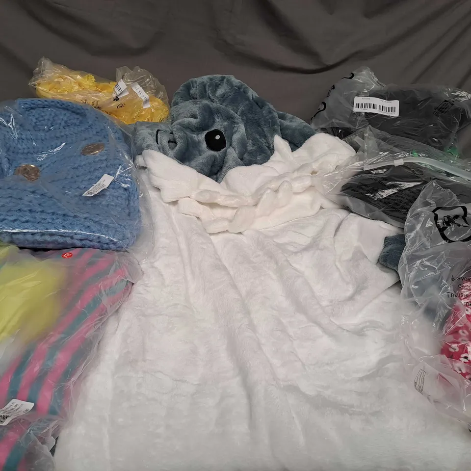 APPROXIMATELY 25 ASSORTED CLOTHING ITEMS IN VARIOUS SIZES TO INCLUDE SHARK COSTUME, TOPS, SWEATERS, ETC