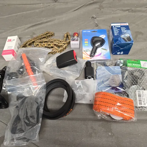 APPROXIMATELY 8 ASSORTED AUTO ITEMS TO INCLUDE MINI LED POCKET LAMP, CAR THERMOMETER, AND BIKE CHAIN ETC. - COLLECTION ONLY 