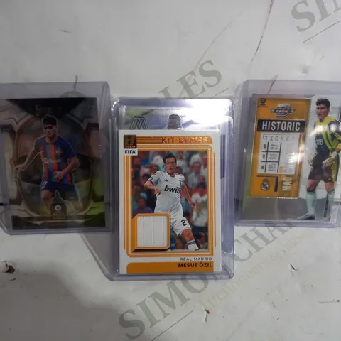 SMALL BOX OF COLLECTABLE FOOTBALL TRADING CARDS