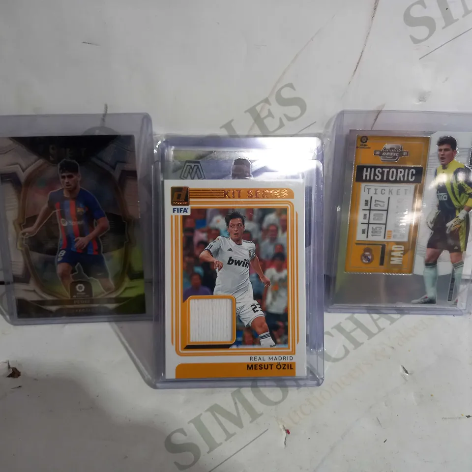 SMALL BOX OF COLLECTABLE FOOTBALL TRADING CARDS 