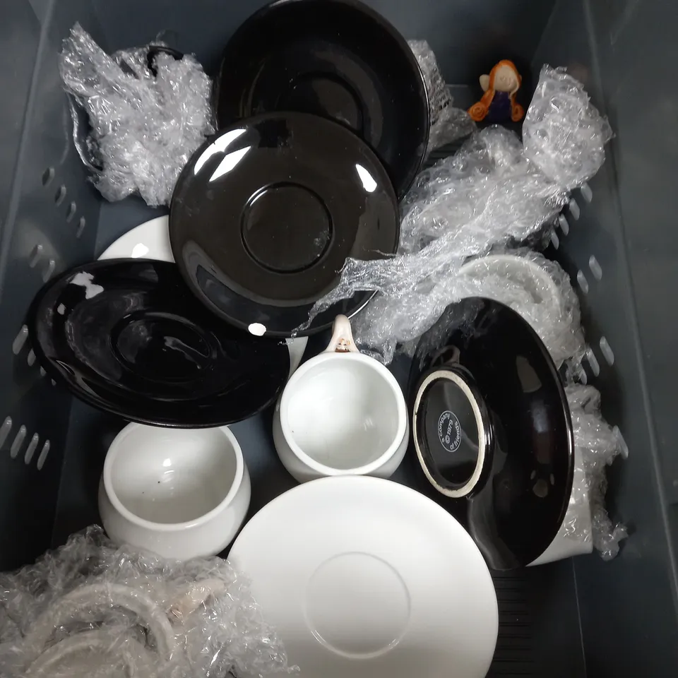APPROXIMATELY 12 ASSORTED HOUSEHOLD ITEMS TO INCLUDE PLATES , SMALL MUGS , ETC 