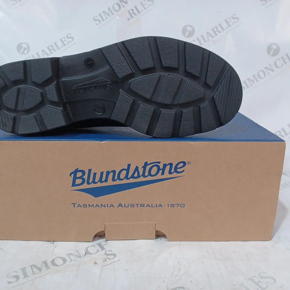 BOXED PAIR OF BLUNDSTONE COLOURED ELASTIC SIDED BOOTS IN BLACK/BLUE UK SIZE 7