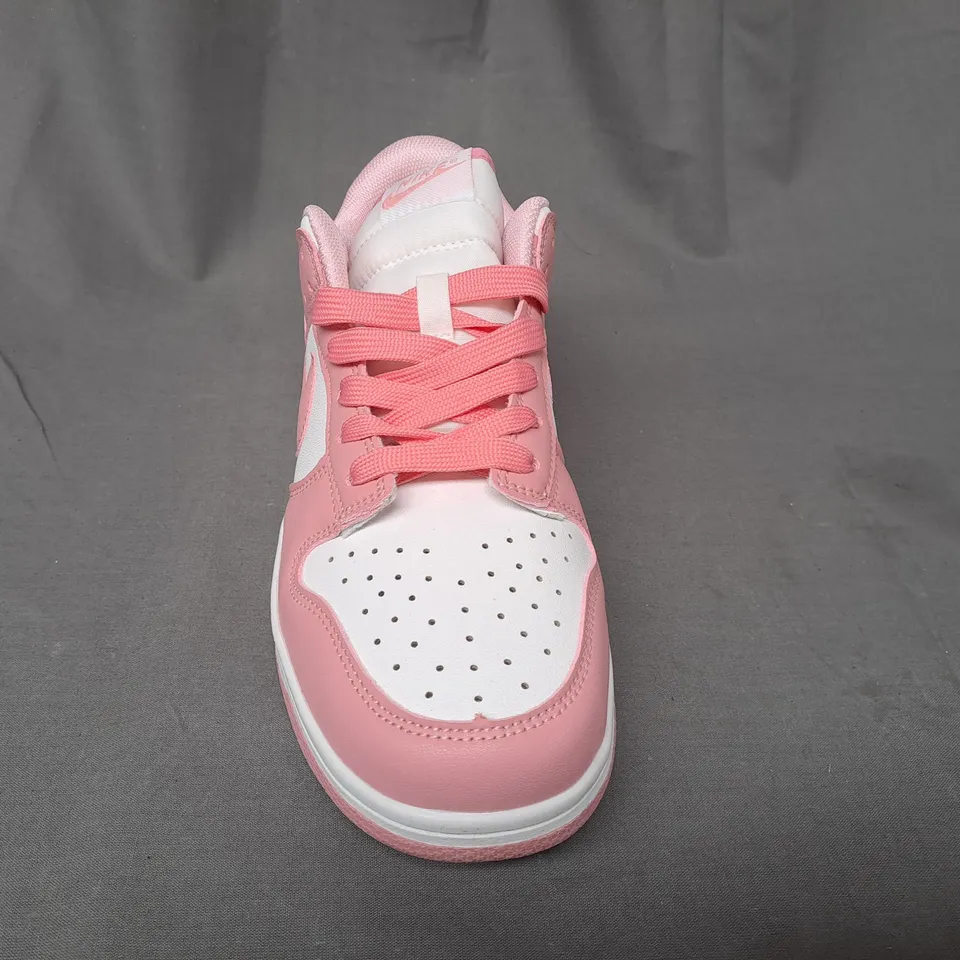 BOXED PAIR OF NIKE SHOES IN PINK/WHITE UK SIZE 6.5