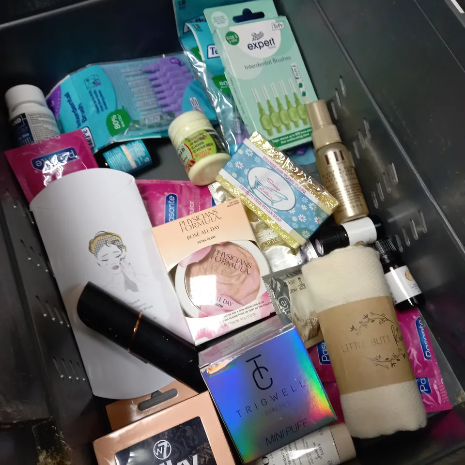 ASSORTED HEALTH AND BEAUTY ITEMS APPROX. 30 ITEMS 