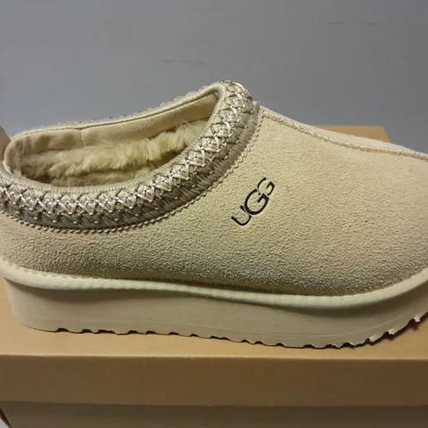 BOXED PAIR OF UGGS WOMENS TAZ SLIPPERS IN BEIGE