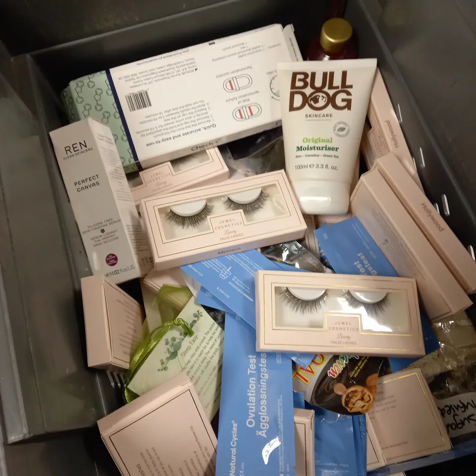 ASSORTED HEALTH AND BEAUTY ITEMS APPROX. 25 ITEMS