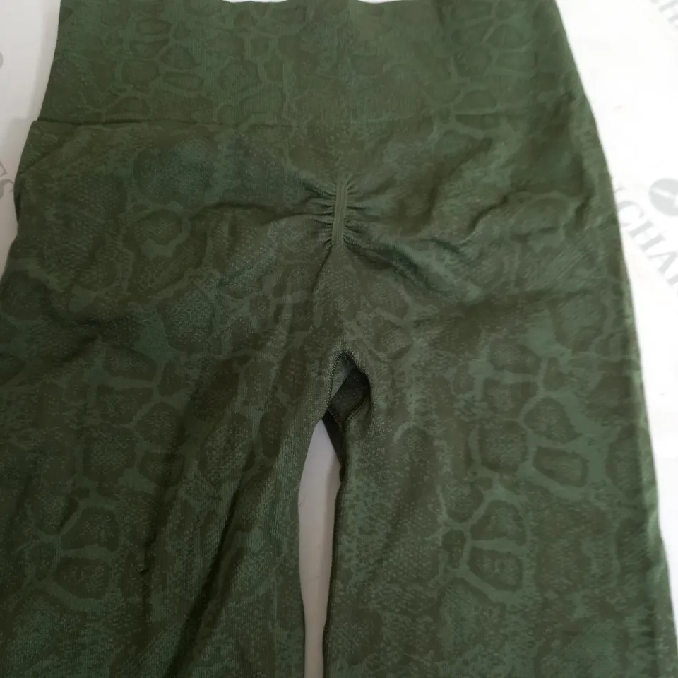 GYMSHARK GREEN TRAINING SHORTS - M