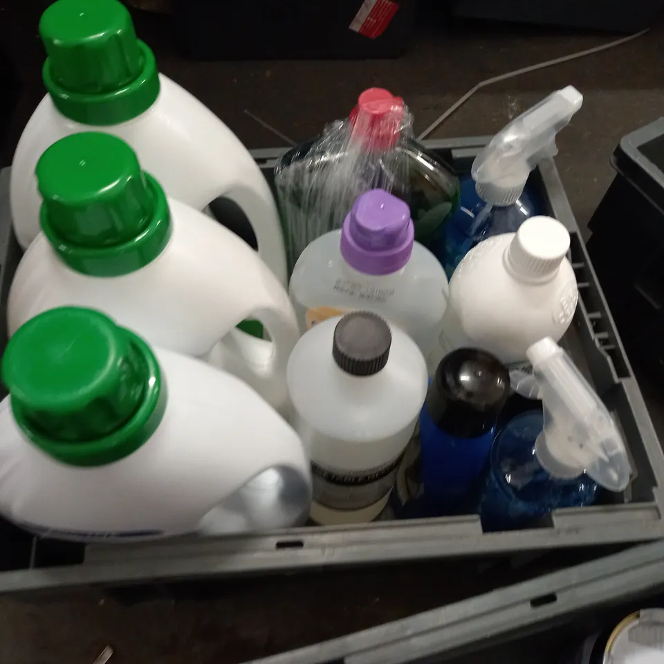 LOT OF 25 ASSORTED HOUSEHOLD LIQUID ITEMS TO INCLUDE OLIVE FOCUS, DECKING CLEANER AND BIO LAUNDRY LIQUID - COLLECTION ONLY