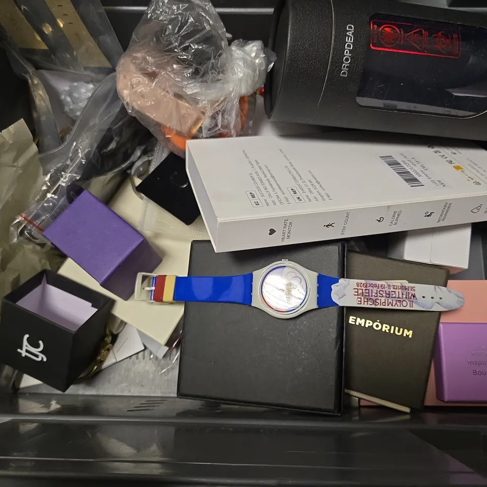 APPROXIMATELY 15 ASSORTED JEWELLERY ITEMS TO INCLUDE - NECKLACE ,BRACELET , WATCHES ETC