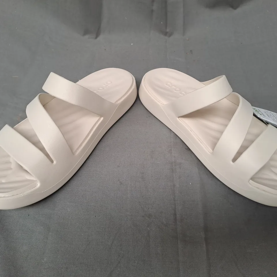 PAIR OF CROCS GETAWAY STRAPPY SANDALS IN BEIGE UK SIZE 7