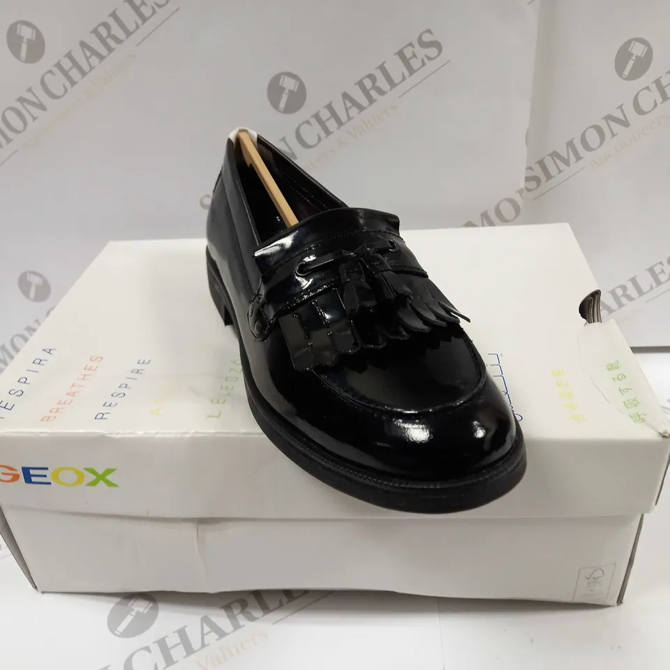 BOXED PAIR OF GEOX REPSIRA LOAFERS UK SIZE 4
