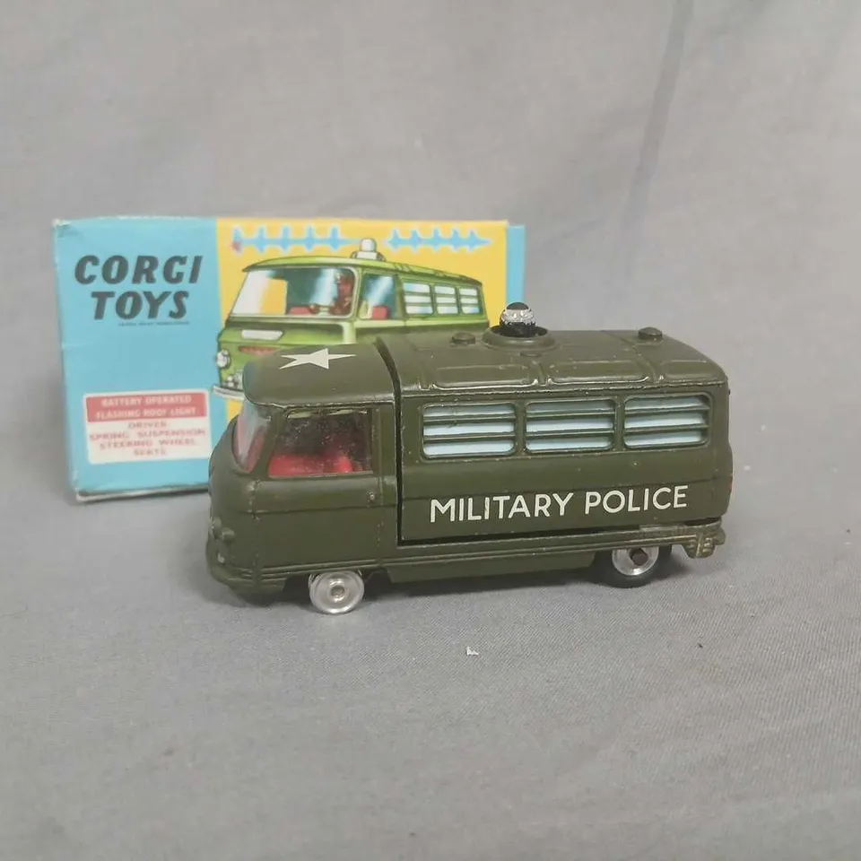 CORGI TOYS 355 U.S. MILITARY POLICE TRUCK WITH FLASHING LIGHT – GREEN, BOXED