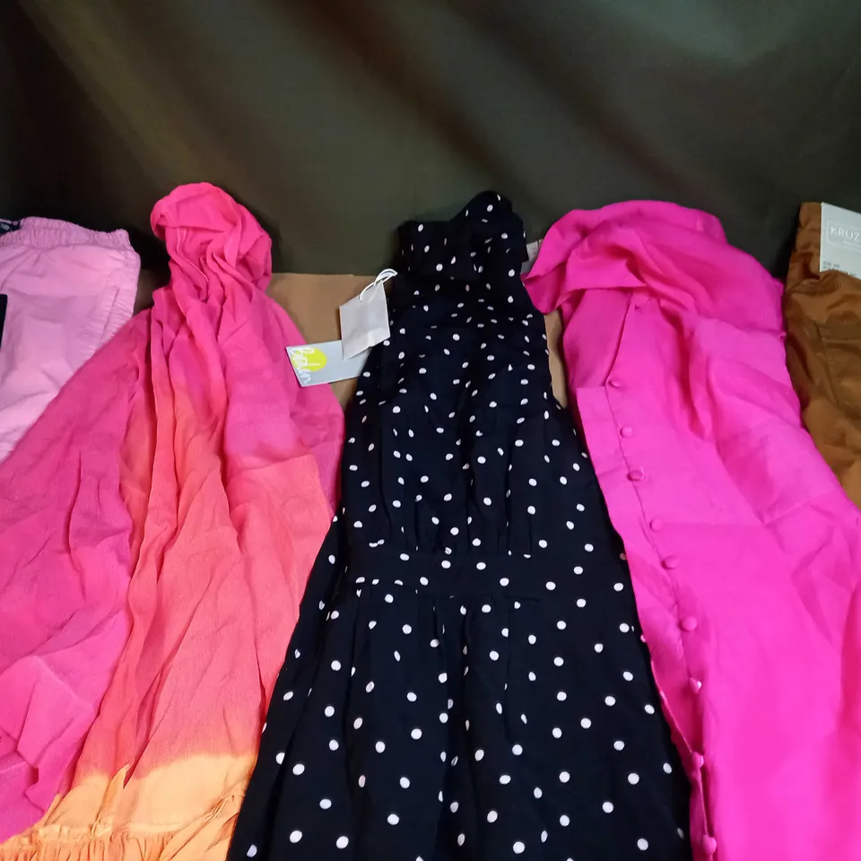 LOT OF APPROX 25 ASSORTED CLOTHING ITEMS VARYING IN SIZE/COLOUR/STYLE TO INCLUDE: TROUSERS, TOPS, DRESSES