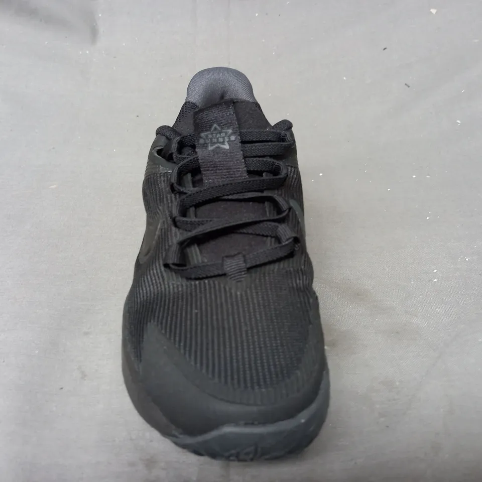 BOXED PAIR OF NIKE STAR RUNNER KIDS SHOES IN BLACK UK SIZE 13.5