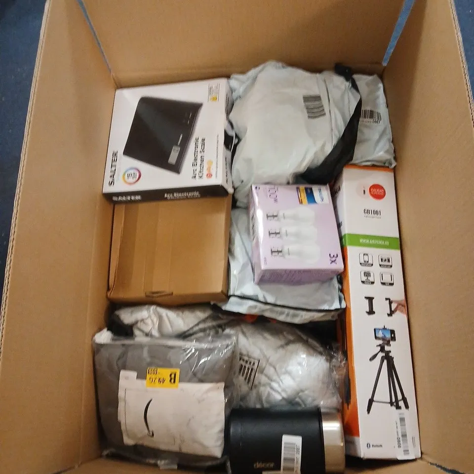 BOX OF APPROXIMATELY 20 ASSORTED ITEMS INCLUDING DINING CHAIR SEAT COVERS BY EASY GOING. DECCOR FLASK AND PHILLIPS B22 BULBS