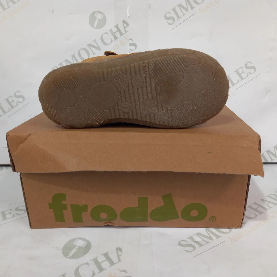 BOXED PAIR OF FRODDO KART VELCRO KIDS SHOES IN DARK YELLOW EU SIZE 23