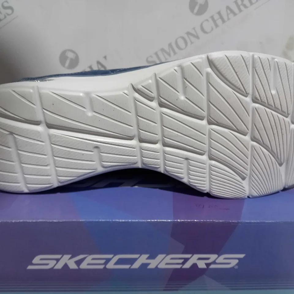 BOXED PAIR OF SKECHERS MEMORY FOAM TRAINERS IN PURPLE UK SIZE 7