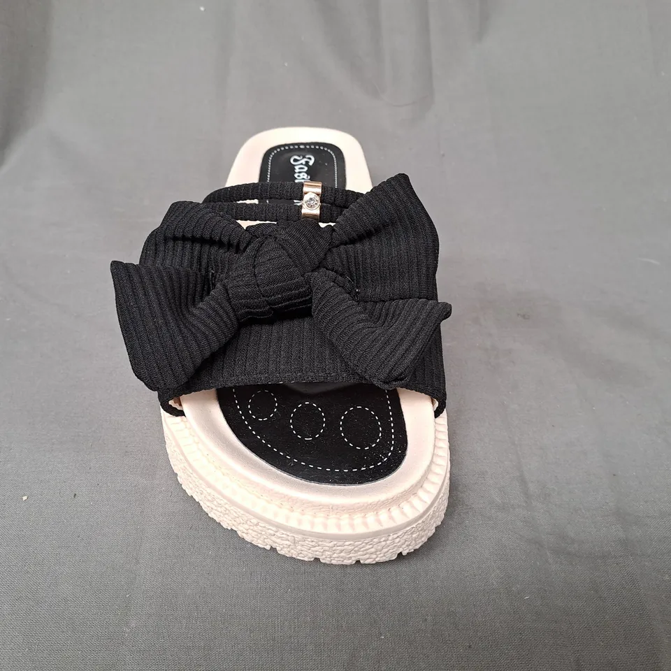 BOXED PAIR OF DESIGNER OPEN TOE SANDALS IN BLACK EU SIZE 40