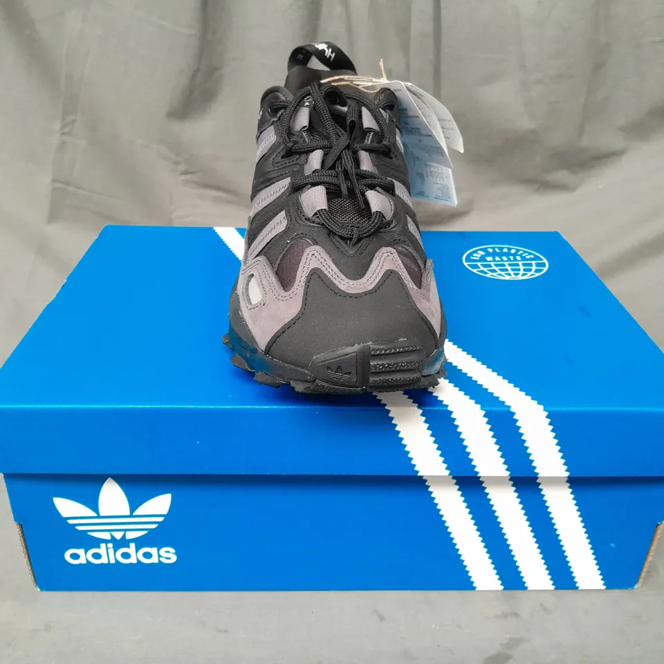 BOXED PAIR OF ADIDAS HYPERTURF SHOES IN BLACK UK SIZE 7
