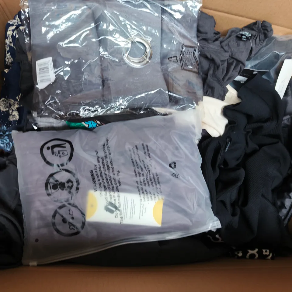 APPROXIMATELY 25 ASSORTED CLOTHING ITEMS IN VARIOUS SIZES, STYLES & COLOURS TO INCLUDE BRANDS SUCH AS RIVER ISLAND, ON THAT ASS, TOPSHOP, ETC - COLLECTION ONLY