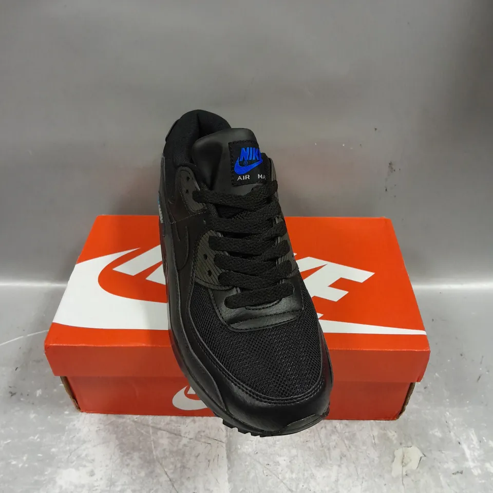 BOXED PAIR OF NIKE AIR MAX 90 TRAINERS IN BLACK SIZE UK 8