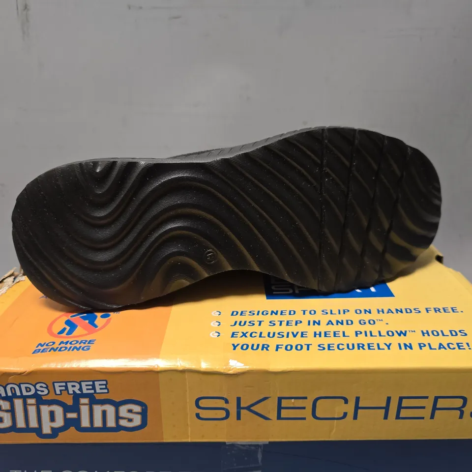 BOXED SKECHERS SLIP INS IN BLACK - UK 7