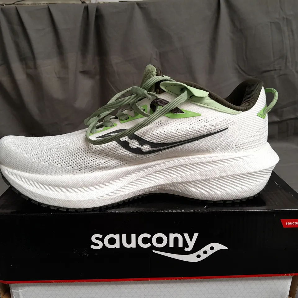BOXED PAIR OF SAUCONY TRIUMPH 21 TRAINERS SIZE UK 8.5