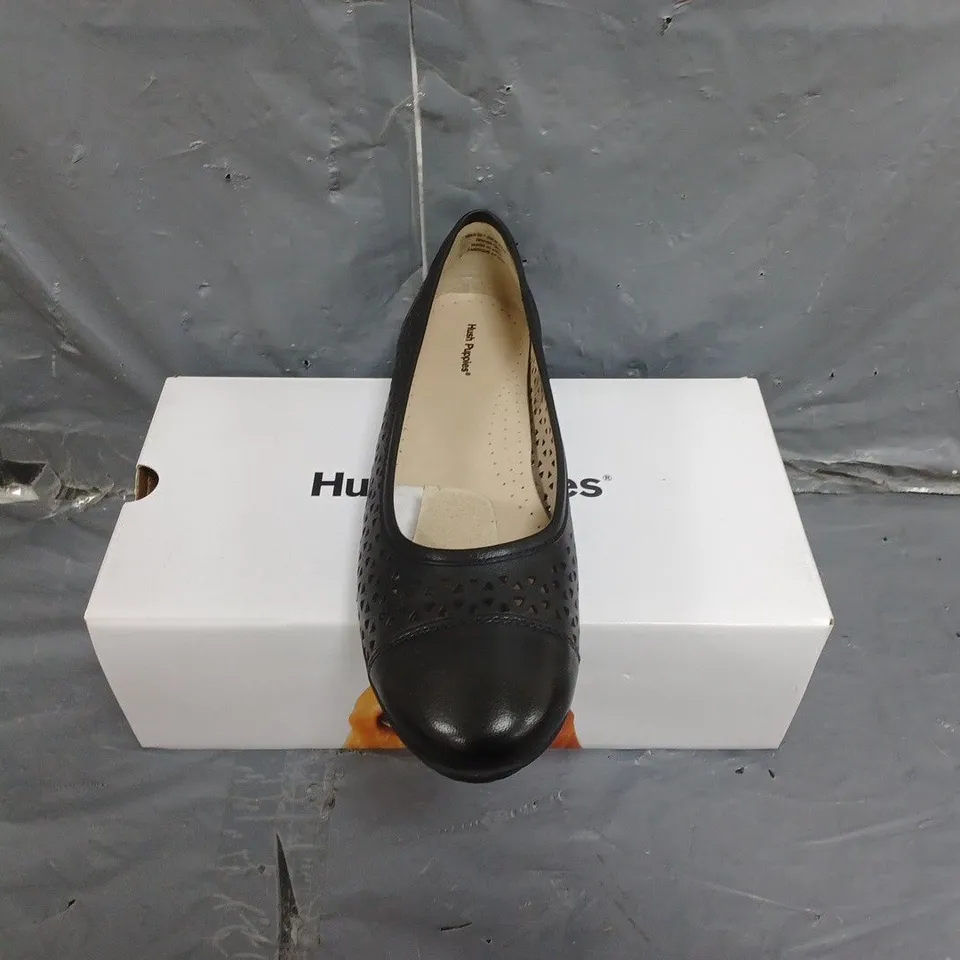 BOXED PAIR OF WOMENS HUSH PUPPIES LEAH BALLERINA SHOES IN BLACK SIZE 7