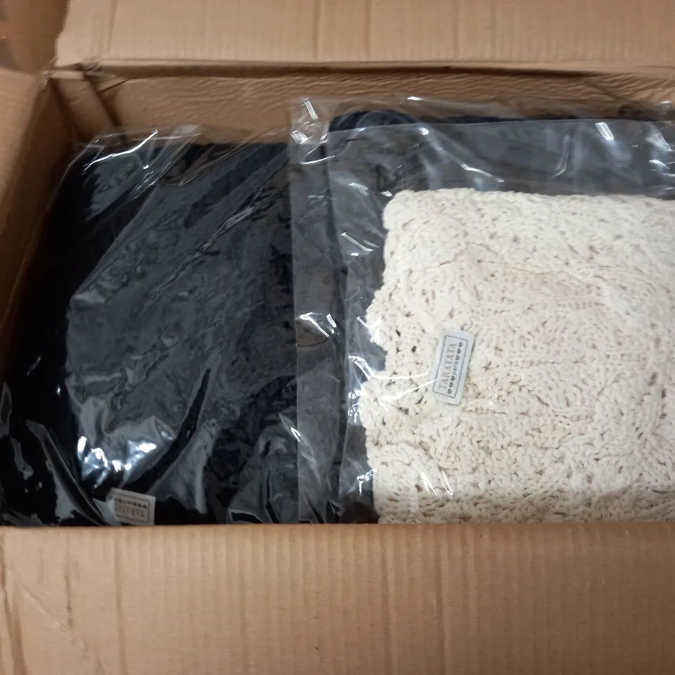 LOT OF APPROXIMATELY 18 KNIT V-NECK JUMPERS IN CREAM OR BLACK - SIZE UNSPECIFIED