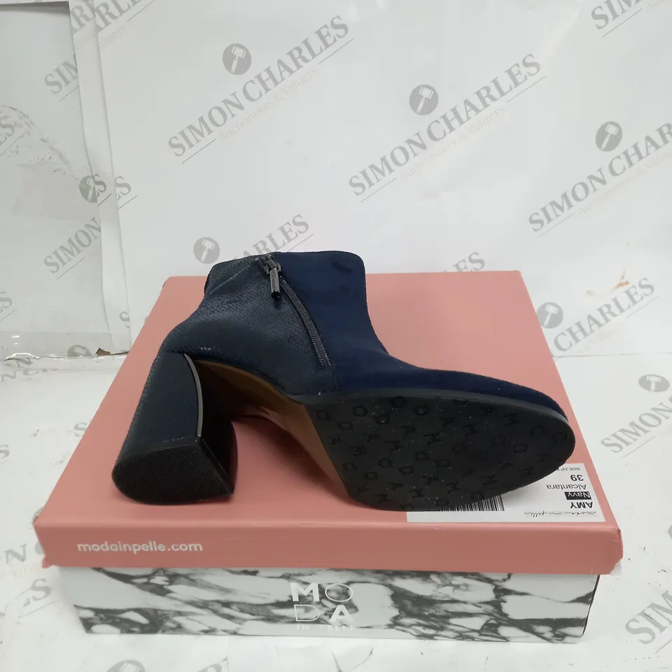 BOXED MODA AMY HEEL BOOT IN NAVY SIZE 6 